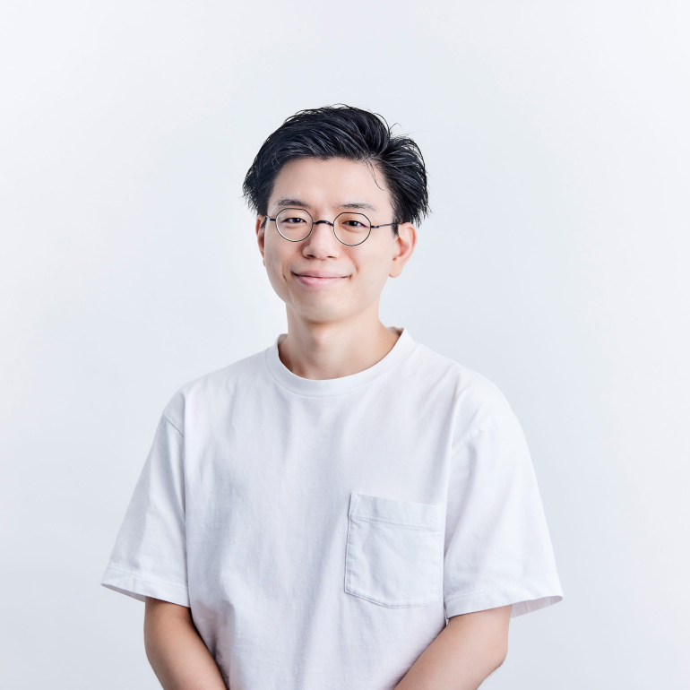 白いシャツを着た笑顔の男性